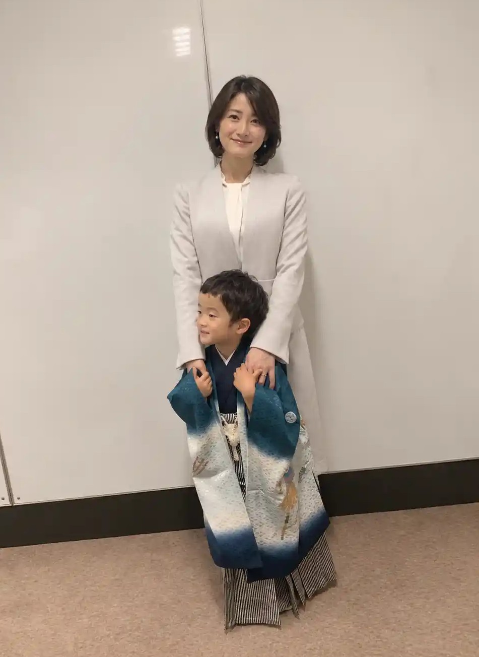 七五三の袴姿の男の子と明るい色のスールの母親